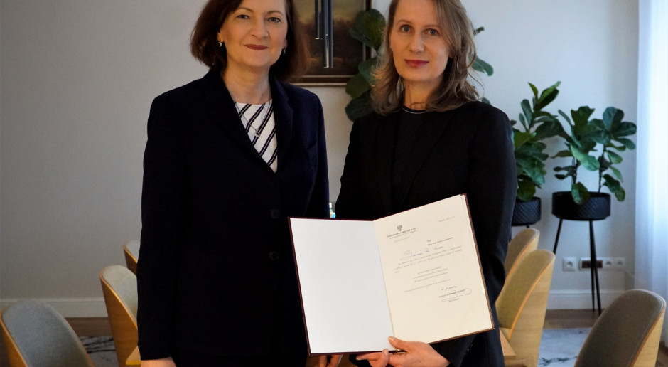 Wojewoda podkarpacki Ewa Leniart i nowa konsultant wojewódzka dr n. med. Anna Lewandowska. Fot. Podkarpacki Urząd Wojewódzki w Rzeszowie Dr Anna Lewandowska nową konsultant w dziedzinie pielęgniarstwa pediatrycznego