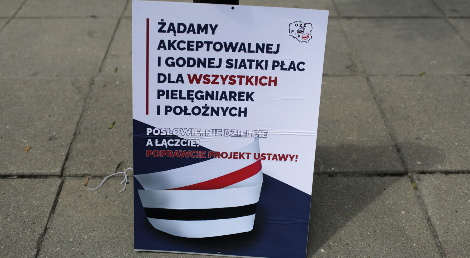 Pielęgniarki i położne przed zmianą ustawy w lipcu protestowały pod Sejmem RP. Fot. PAP/Albert Zawada Pielęgniarki wygrywają w sądzie: szpital ma zapłacić wyrównanie. To pierwszy taki wyrok