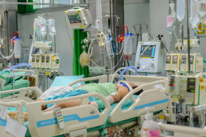 Fala zakażeń Omikronem przeciąża chińskie szpitale. Eksperci ostrzegają przed nawet milionem zgonów