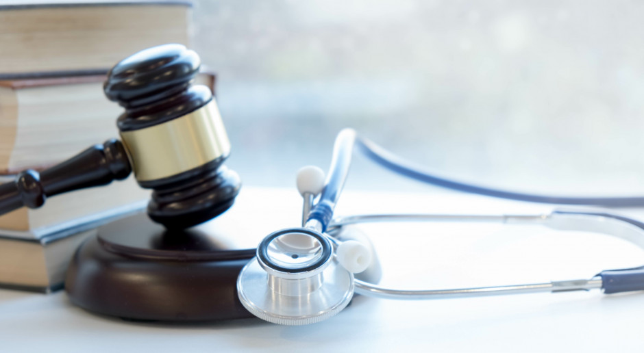 Pacjenci walczą w sądach o coraz wyższe odszkodowania za błędy w sztuce lekarskiej
