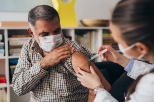 Szczepienia medyków przeciwko Covid-19: epidemiolog zaskoczona małym zainteresowaniem