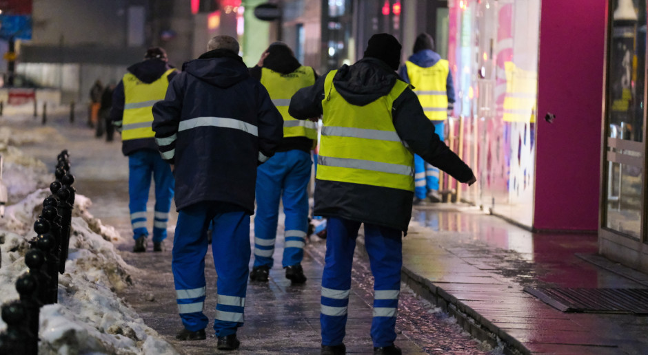Gołoledź na chodnikach w Warszawie i mnóstwo urazów oraz złamań. Fot. PAP/Kalbar Pół tysiąca zgłoszeń w Dyspozytorni Medycznej w Warszawie, z czego 80 proc. to urazy