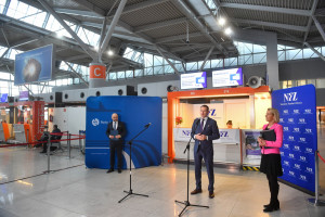 NFZ otworzył punkt obsługi klientów na Lotnisku Chopina. Od ręki można otrzymać kartę EKUZ