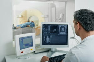 Lekarz w przychodni może skierować na tomografię komputerową. NFZ opublikował wytyczne