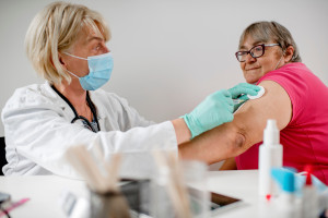 Od 1 stycznia NFZ nadal będzie płacił za podanie szczepionki przeciw grypie