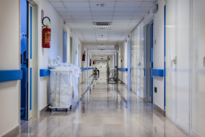 Szpital wojewódzki wprowadza częściowy zakaz odwiedzin. Powodem m.in. szalejąca grypa