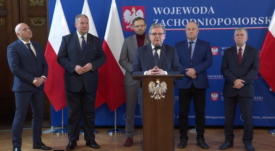 Przemawia wiceprzeodniczący sejmowej Komisji Zdrowia Czesław Hoc. Fot. PrintScreen/Konferencja Prasowa; Profil FB Zachodniopomorski Urząd Wojewódzki Zachodniopomorskie: 40 mln zł trafi do szpitali w regionie