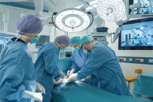 Sukces lekarzy z krakowskiego szpitala. Przeprowadzili pierwszą w Europie wyjątkową operację tarczycy