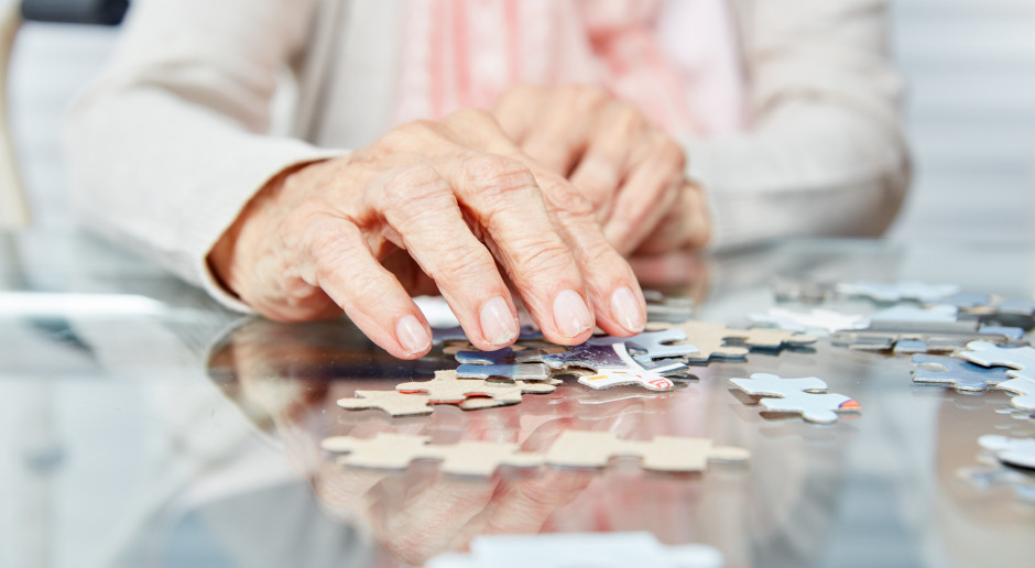 Ryzyko demencji może być niższe u kobiet stosujących hormonalną terapię zastępczą. Nowe ustalenia badaczy