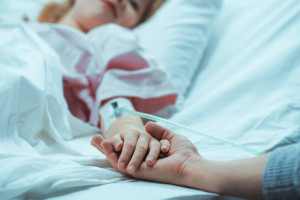 Liczba hospitalizacji dzieci z powodu grypy i RSV spada. 