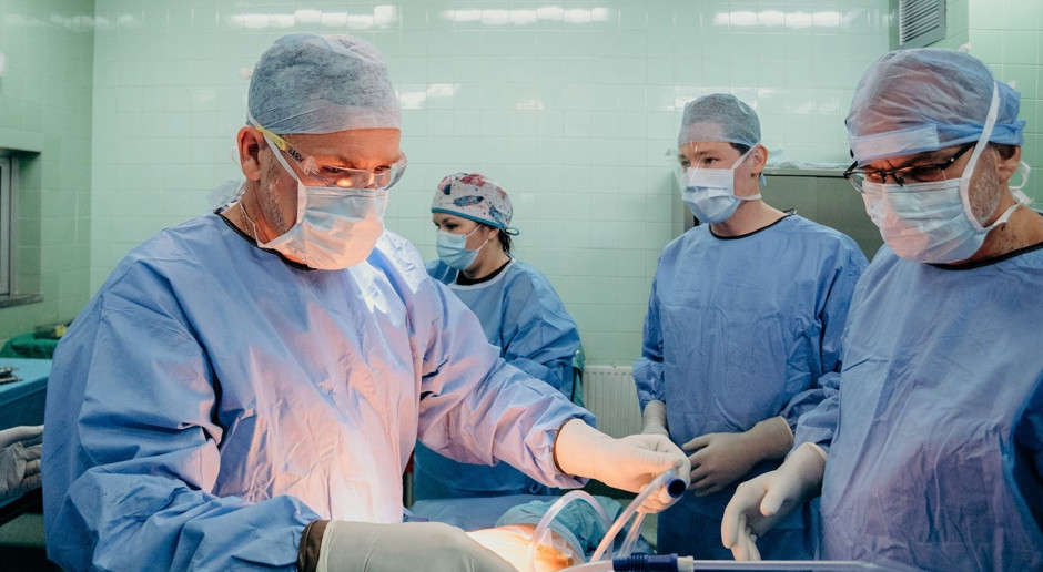 Ważna operacja ortopedów z Gliwic. „Stosując klasyczne rozwiązania pacjent nie odzyskałby pełnej sprawności”