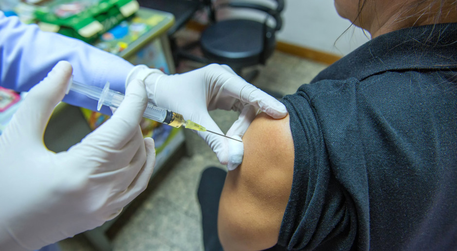Lekarze rodzinni apelują o sprzedaż szczepionek w przychodniach POZ. "Byłoby sprawniej i logiczniej"