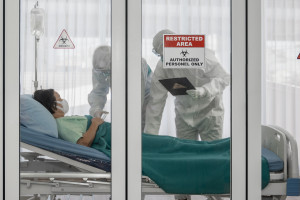 Druzgocący raport. Błędne informacje nt. pandemii doprowadziły do śmierci tysięcy osób