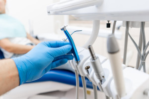 NFZ wyda 2,8 mld zł na leczenie zębów w 2023 roku. To wzrost o 16,8 proc.