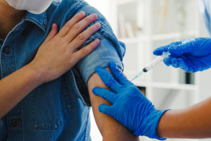Coroczne szczepienia przeciwko COVID-19? Specjaliści wciąż nie mogą dojść do porozumienia