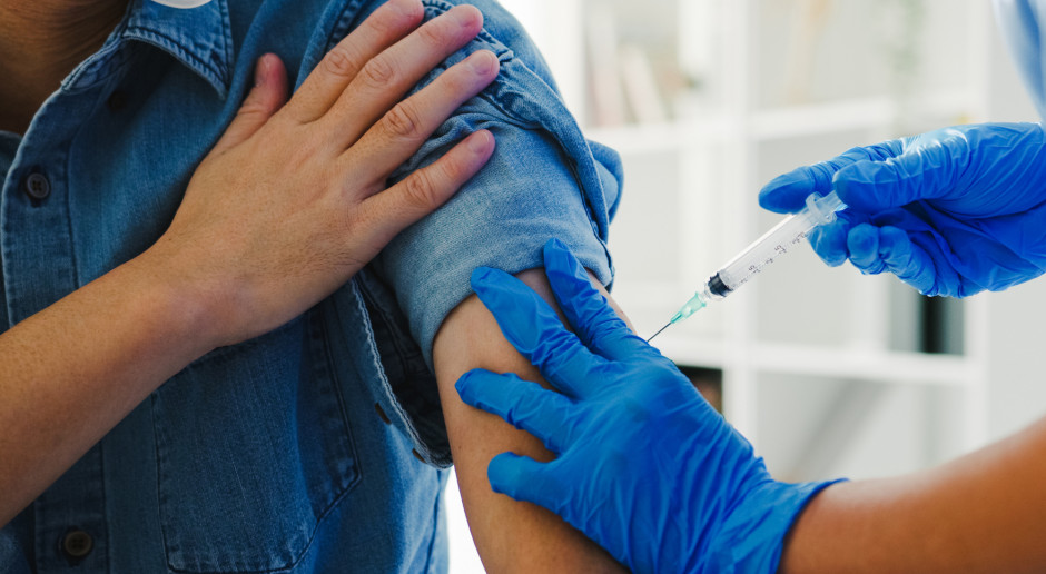 Coroczne szczepienia przeciwko COVID-19? Specjaliści wciąż nie mogą dojść do porozumienia