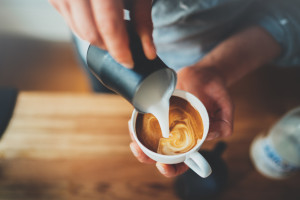 Kawa z mlekiem może działać przeciwzapalnie