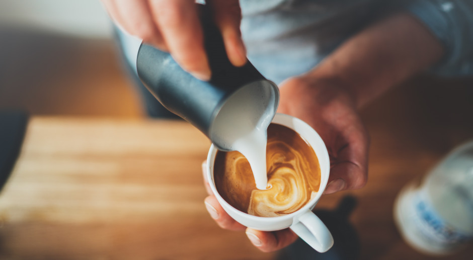 Kawa z mlekiem może działać przeciwzapalnie. Nowe wyniki badań naukowców Uniwersytetu w Kopenhadze
