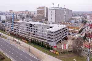 Budują parking przy Narodowym Instytucie Onkologii w Warszawie. Sześć kondygnacji i 600 miejsc