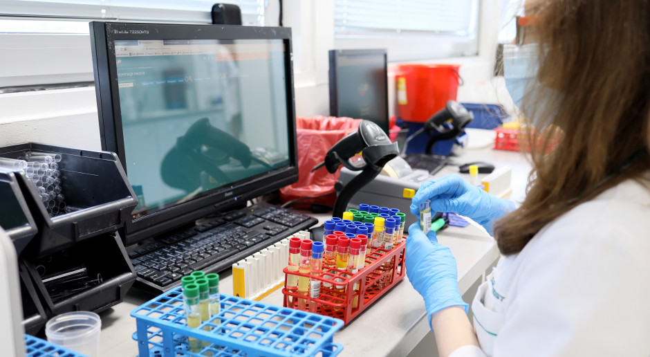 W lipcu ponownie wzrosną minimalne płace w ochronie zdrowia, w tym także diagnostów laboratoryjnych Fot. Tomasz Wiktor/PAP Od 1 lipca diagności zarobią więcej. MZ ogłosiło, ile wyniosą podwyżki