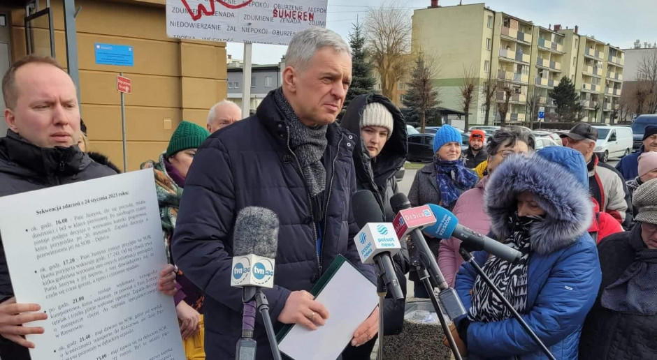 Protest w Dębicy po śmierci 32-latki. Fot. Facebook/ strona regionalna Miasto Dębica Protest mieszkańców po śmierci 32-latki. "Nazywanie lekarzy mordercami to mowa nienawiści"