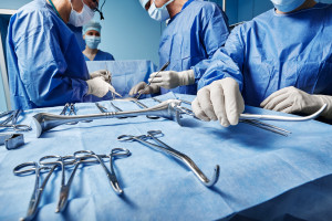 Lekarze przeprowadzili skomplikowaną operację kręgosłupa u 14-latki