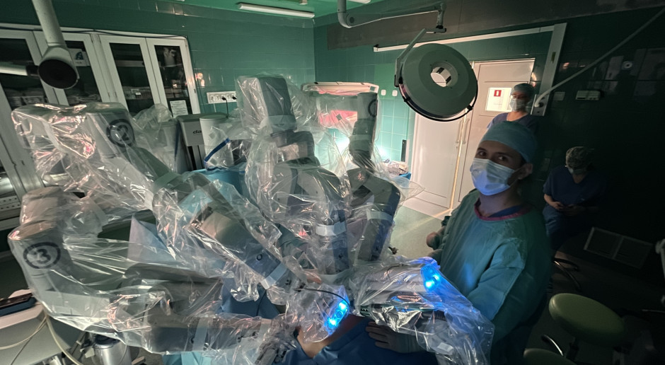 Pierwsze operacje robotyczne w szpitalu Biziela. Placówka ma już trzy wyszkolone zespoły