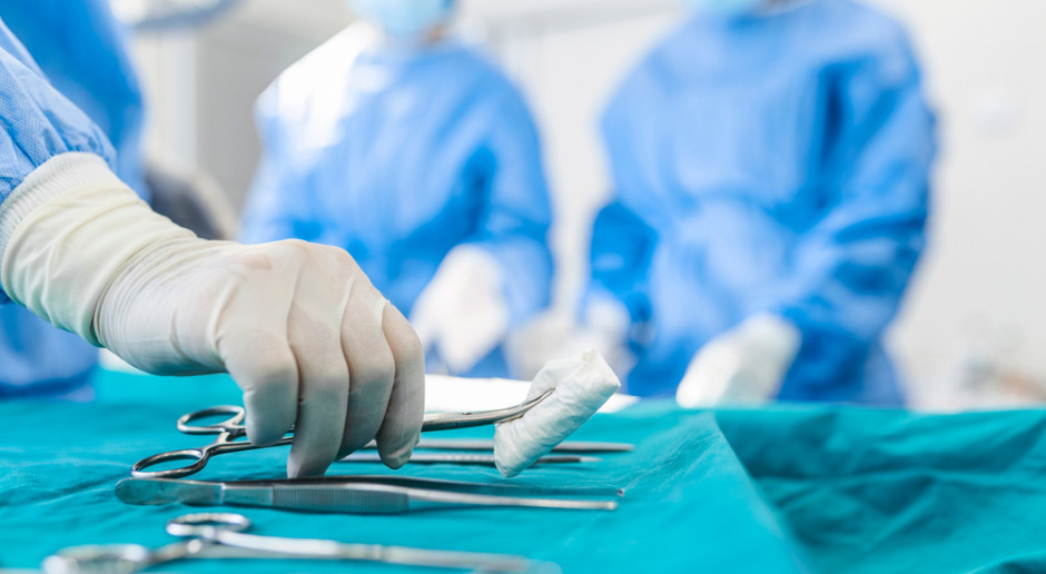 Wielu pacjentom pomaga rehabilitacja, jednak nie zawsze uzyskuje się poprawę sprawności kończyn. Fot. Shutterstock Implant wszczepiany do rdzenia kręgowego może poprawić sprawność po udarze