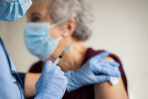 Lublin: Od środy ruszają bezpłatne szczepienia seniorów przeciw pneumokokom