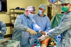 Pierwsze operacje wszczepienia endoprotezy stawu biodrowego techniką małoinwazyjną