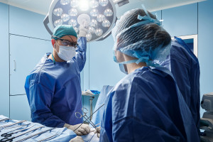 178,86 zł za godzinę dla lekarza. Stawki w publicznej ochronie zdrowia najwyższe w AOS