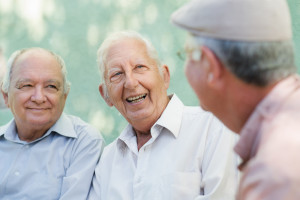 Częste spotkania towarzyskie seniorów związane z dłuższym życiem