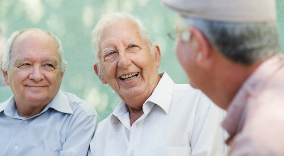 Częste spotkania towarzyskie seniorów związane z dłuższym życiem