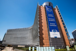 Komisja Europejska wydłuża czas certyfikacji wyrobów medycznych. To zapobiegnie niedoborom?