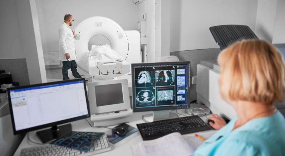 NFZ rozlicza znieczulenie całkowite dożylne do badań tomografii komputerowej oraz rezonansu magnetycznego. Fot. Shutterstock Zmiany w badaniach w poradniach specjalistycznych. NFZ zapłaci za znieczulenie