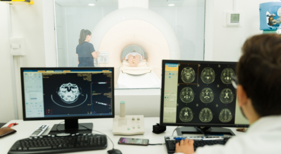 Seniorzy mogą wziąć udział w darmowym badaniu mózgu rezonansem magnetycznym. Fot. Shutterstock Darmowe badanie mózgu rezonansem magnetycznym. Jest jeden warunek