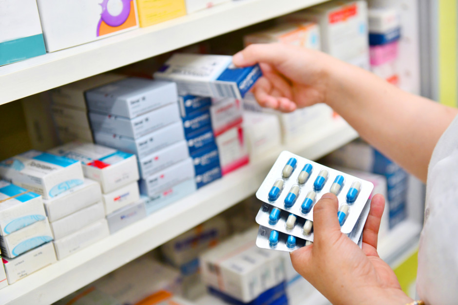Wyższe ceny leków w aptekach. MZ odpowiada: są zamienniki z tą samą substancją