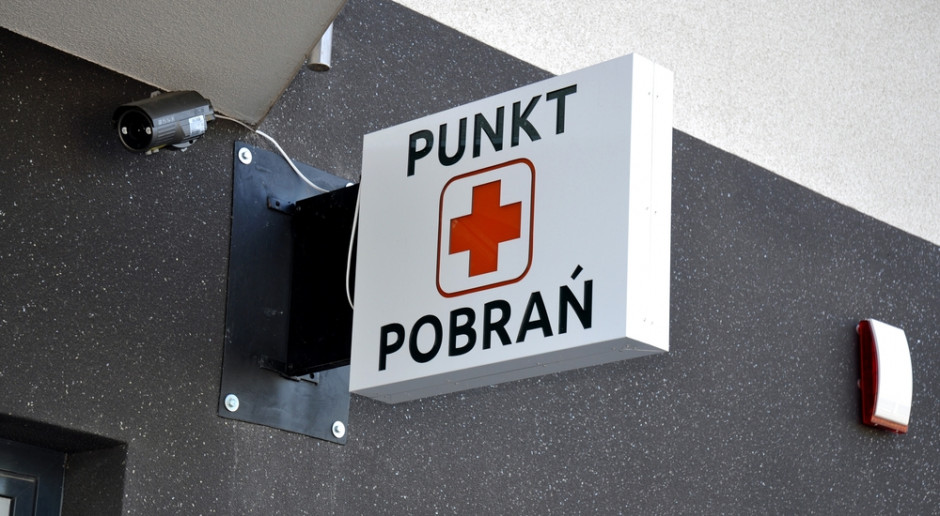 Mężczyźni w ciągu roku mogą oddać 2,7 l krwi, a kobiety - 1,8 l. Fot. Shuterstock Ulga dla honorowych dawców krwi: mogą liczyć na zwrot podatku. Ile za litr w 2023 r.?