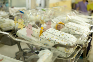 Eksperci są zgodni: dzieciom urodzonym przez cesarskie cięcie nie brakuje niezbędnych drobnoustrojów
