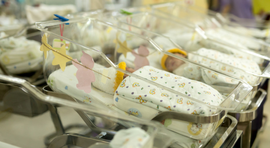 Dzieci urodzone przez cesarskie cięcie także otrzymują niezbędne drobnoustroje od matek. Fot. Shutterstock Eksperci są zgodni: dzieciom urodzonym przez cesarskie cięcie nie brakuje niezbędnych drobnoustrojów