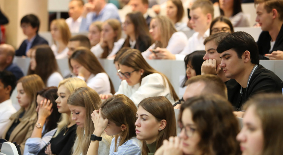 Studenci Uczelni Łazarskiego w Warszawie po raz pierwszy zdawali Lekarski Egzamin Końcowy Fot. PAP/Leszek Szymański Studenci Uczelni Łazarskiego pierwszy raz zdawali LEK. Uzyskali drugie miejsce w Polsce