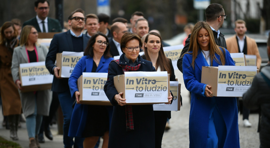 Posłanki KO złożyły projekt obywatelskiej ustawy io in vitro w Sejmie. Fot. PAP/Marcin Obara KO składa obywatelski projekt ustawy ws. refundacji procedury in vitro. Ma 500 tys. podpisów