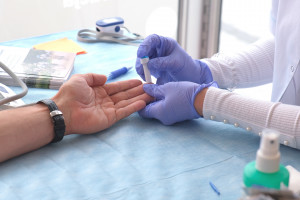 Próbka krwi z palca pozwala na rozpoznanie infekcji przenoszonej drogą płciową