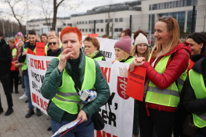 Pielęgniarki i położne protestują przed Szpitalem Uniwersyteckim