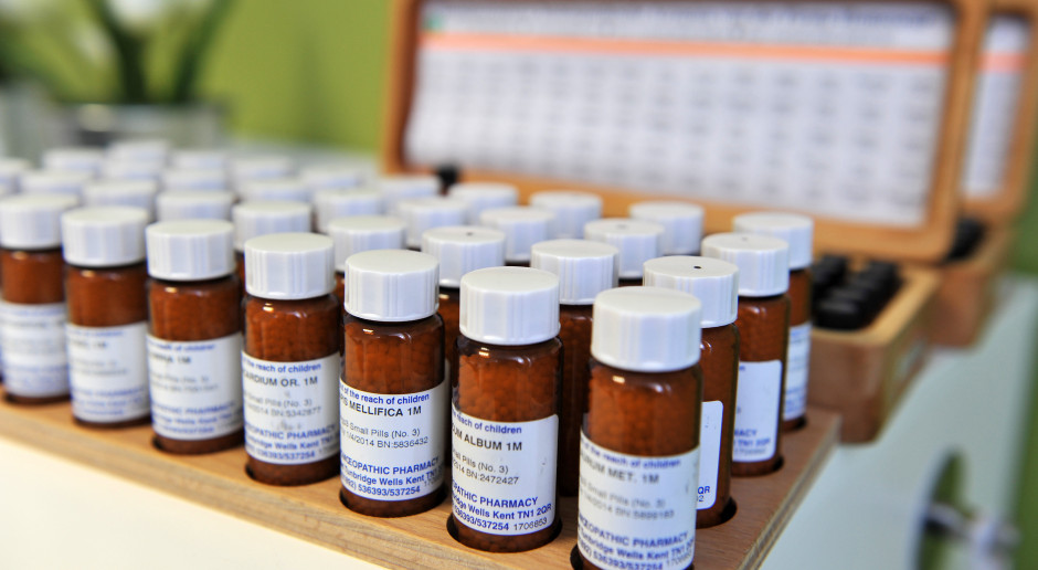NRL apeluje do lekarzy i lekarzy o dentystów o niestosowanie preparatów homeopatycznych. Fot. Shutterstock Twarde stanowisko NIL ws. homeopatii. "Niezgodne z aktualną wiedzą medyczną"