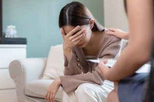 NFZ: choroba afektywna dwubiegunowa często zaczyna się od depresji. Jakie objawy?