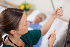 Dlaczego jedne pielęgniarki zarabiają 7300, inne 5700 zł? W Ministerstwie Zdrowia tłumaczą grupy płacowe