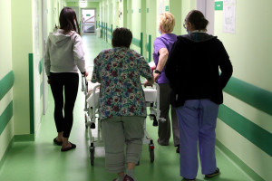 Eksperci ostrzegają: zabraknie na podwyżki pielęgniarek, lekarzy i ratowników. W szpitalach chcą nowej metodologii wyceny świadczeń