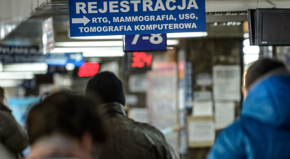 Ze składki zdrowotnej do NFZ wpłynęło w 2022 r. ponad 121 mld zł (wstępne dane). Fundusz ze swoich przychodów finansuje przede wszystkim koszty świadczeń opieki zdrowotnej Fot. PAP/Wojciech Pacewicz MZ ujawnia, ile składki zdrowotnej wpływa do NFZ i na co idą pieniądze