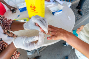 Pierwszy kraj na świecie dopuścił szczepionkę przeciwko malarii. Szczepione będą dzieci od 3 miesiąca